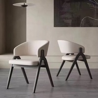 Chaise de salle à manger moderne en bois massif RAYSKYS, dossier ergonomique rembourré, design léger et écologique, pieds en bois, mobilier de maison