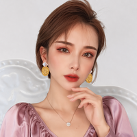 Boucles d'oreilles Aimgal en argent 925 avec perles baroques carrées naturelles et motif déesse en relief, collection de bijoux de luxe