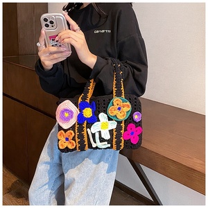 Sac pur <span class=keywords><strong>crochet</strong></span> à la main fini petit <span class=keywords><strong>livre</strong></span> rouge avec sac tissé en laine de <span class=keywords><strong>fleur</strong></span> sac à main à contraste de couleur - Product Image 6