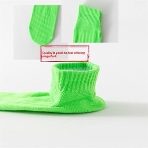 Chaussettes antidérapantes et anti-frottement pour <span class=keywords><strong>trampoline</strong></span> pour enfants, chaussettes de yoga pour usage intérieur à la maison, option logo personnalisé, matière polyester/coton - Product Image 4