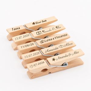 Pinces en bois personnalisées avec nom, mini-pinces à linge gravées pour affichage de photos, suspension d'images, pinces rustiques en bois - Product Image 1