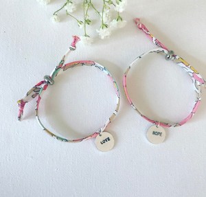 <span class=keywords><strong>Bracelet</strong></span> à breloques personnalisé <span class=keywords><strong>Liberty</strong></span> of London joli <span class=keywords><strong>bracelet</strong></span> en tissu à breloques initiales florales cadeau pour elle - Product Image 2