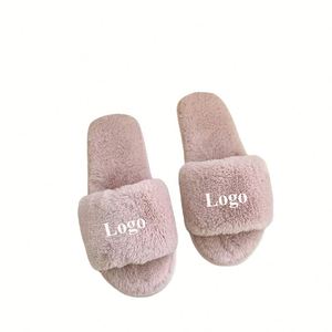 Chaussons de mariage personnalisés en fourrure douce et moelleuse, avec logo imprimé, pour cadeaux de enterrement de vie de jeune fille, fête ou maison - Product Image 1
