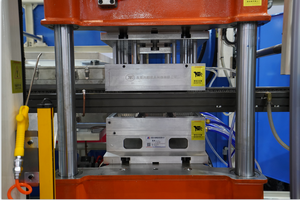 Machine de thermoformage de moules à 3 stations de bureau pour la fabrication de mini-plateaux à biscuits jetables en <span class=keywords><strong>plastique</strong></span> PP <span class=keywords><strong>avec</strong></span> <span class=keywords><strong>couvercle</strong></span> de gobelet - Product Image 2