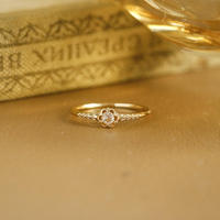 Cincin Berbentuk Bunga dengan Batu Bulat Bening dan Pita Berukir Motif Butiran Emas untuk Wanita