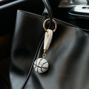 Portachiavi a forma di pallone da basket con strass, regalo creativo di compleanno per accessori auto e borse, in lega con lettere in rilievo - Product Image 3