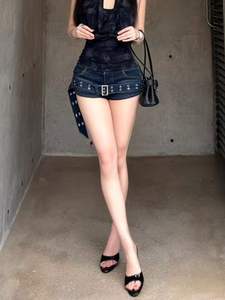 Shorts en jean asymétriques <span class=keywords><strong>à</strong></span> rivets style rétro américain pour femme, design Y2K audacieux, micro-shorts taille basse délavés vintage coupe moulante - Product Image 5