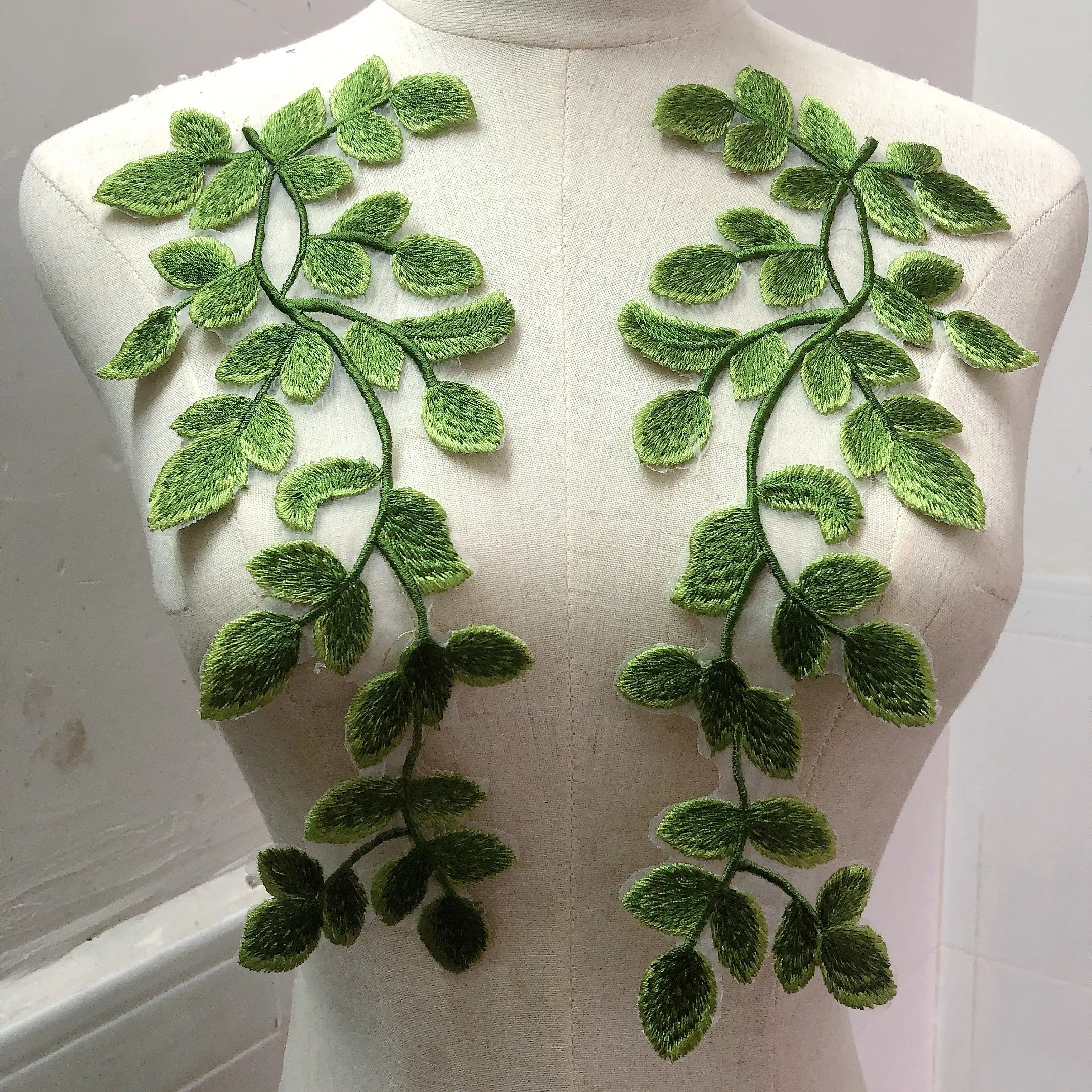 Ultima decorazione del ricamo dell'applique del pizzo della foglia verde dell'organza per l'indumento