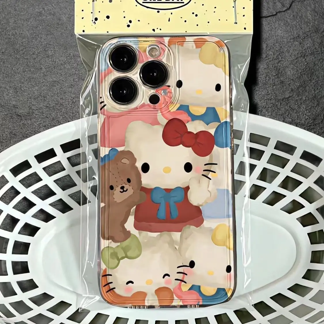 Penjualan terlaris 2014 Hello Kitty dan beruang cocok untuk iphone15pro Max casing ponsel iPhone14 baru 13 paket penuh 12 lembut x/xr