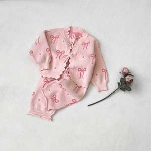 Completo 2 Pezzi Moda Bambina: Cardigan in Maglia Jacquard con Fiocco e Pantaloni, Ideale per Primavera/Autunno - Product Image 1