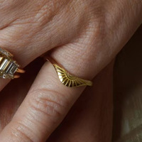 Cincin Wanita YF6547 Fashion Anti Karat Bahan Stainless Steel Hipoalergenik Lapis Emas 18k Bentuk Melengkung Motif Bunga Matahari