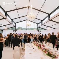 Tente d'événement semi-permanente blanche en aluminium pour l'intérieur, idéale pour les mariages et la restauration, avec tables et chaises incluses