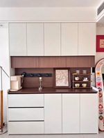 Buffet mural moderne OMIYA sur mesure avec tiroirs, finition bicolore blanc grain de bois et éclairage LED