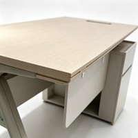 Bureau de direction moderne avec plateau en mélamine kaki, panneau de modestie, pieds en métal en forme de A et ensemble de rangement latéral