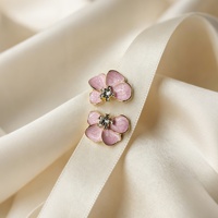 Anting-anting grosir niche high-end, manis dan keren, aksesoris telinga bunga imut, serbaguna, bertemperamen lembut, perhiasan mewah ringan.