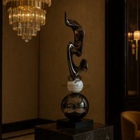 Sculpture métallique abstraite de luxe, art décoratif moderne, statue avec base géométrique pour la décoration intérieure du salon, du bureau ou de l'hôtel