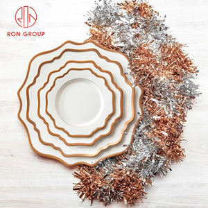 Juego de platos de <span class=keywords><strong>porcelana</strong></span> para banquete, platos de cargador de oro, precio de fábrica de cerámica elegante, boda de China con borde dorado minimalista - Product Image 2