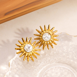 Boucles d'oreilles à clous motif tournesol plaqué or 18 carats avec incrustation de diamants, design géométrique, bijoux de mode - Product Image 2