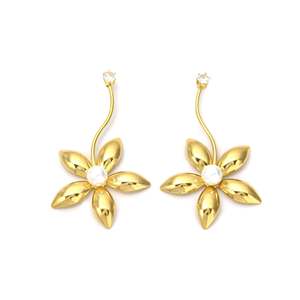 Pendientes de Moda con Diseño de Flor en Acero Inoxidable 316L con Baño de Oro PVD y Perla en el Centro - Product Image 1