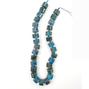 Cuentas de Apatita Azul Natural con Efecto Pleocroico y Relleno de Fractura, Forma Triangular, Tamaño Personalizado 10x15mm para Fabricación de Joyas - Product Image 3