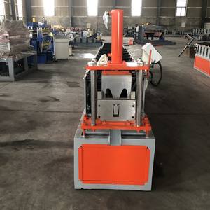 Rail de guidage latéral de <span class=keywords><strong>porte</strong></span> de volet roulant de nouveau style, machine de formation de rouleau/machine de formation de rouleau de profil en U pour panneaux de volet roulant - Product Image 3