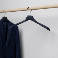 Cintre de luxe personnalisé en bois naturel pour manteaux et costumes avec crochet en acier inoxydable, design à épaules larges – Durable, antidérapant, commande en gros OEM