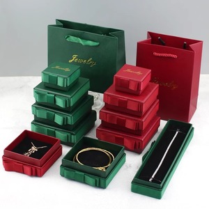 Boîte à bijoux carrée vert foncé à motif, en stock, pour l'emballage de bagues, colliers, boucles d'oreilles et bracelets - Product Image 1