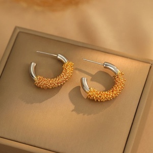 Pendientes de Botón de Plata 925 de Dos Tonos para Mujer, Diseño en Forma de C, Metal de Alta Gama, Estilo Moderno y Lujoso, Chapados en Oro con Circonita en Contraste - Product Image 6