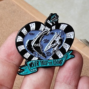 Pin esmaltado de Beetlejuice con la frase "Never Trust the Living", broche de Adam y Barbara Maitland - Product Image 4