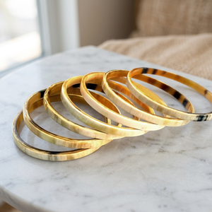 Bracelet rond en corne MarkCraft Signature, moderne et poli, avec options d'étiquette personnalisée |   Artisanat naturel écologique - Product Image 1