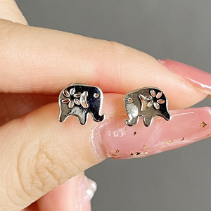 Orecchini a perno a forma di elefante cavo per donna, graziosi gioielli alla moda a forma di animale - Product Image 3