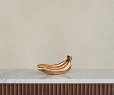 BRASS BANANA BUNCH - Sculpture Moderne en Bronze Métallique en Forme de Bouquet de Bananes - Figurine Décorative en Métal (15,5 CM X 9 CM X 11 CM) - Product Image 2