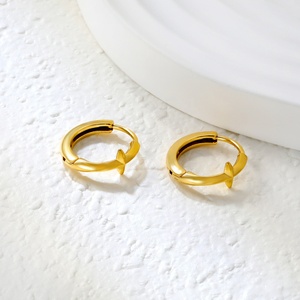 Pendientes de Aro de Estrella Elegantes, Clásicos y Sencillos, Hipoalergénicos, de Acero Inoxidable con Baño de Oro PVD de 18k, Resistentes al Deslustre, para Mujer - Product Image 4