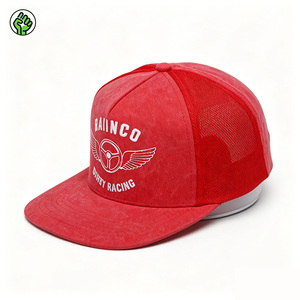 Casquette Snapback de Haute Qualité en Coton Délavé Vintage avec Dos en Maille, Rouge Racing, 5 Panneaux, Logo Derby, Visière Plate et Réglable, Vente en Gros - Product Image 1