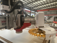 Routeur CNC à changement d'outil automatique à broche unique avec système d'alimentation automatique par engrenage et servomoteur à pompe