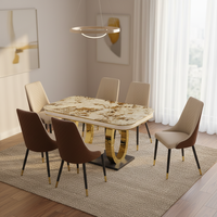 Table à manger de luxe avec plateau en marbre et pieds dorés, et ensemble de chaises de salle à manger en cuir, fourni par l'usine pour hôtels et maisons.