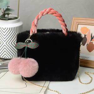 Nuova Borsa a Tracolla Autunno Inverno Stile Donna con Motivo a Ciliegie in Peluche e Chiusura a Cerniera - Product Image 4