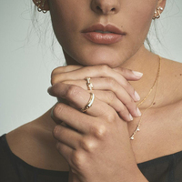 Gemnel 14K Banda de diamante chapada en oro con anillo de enlace de diseño de doble bisagra