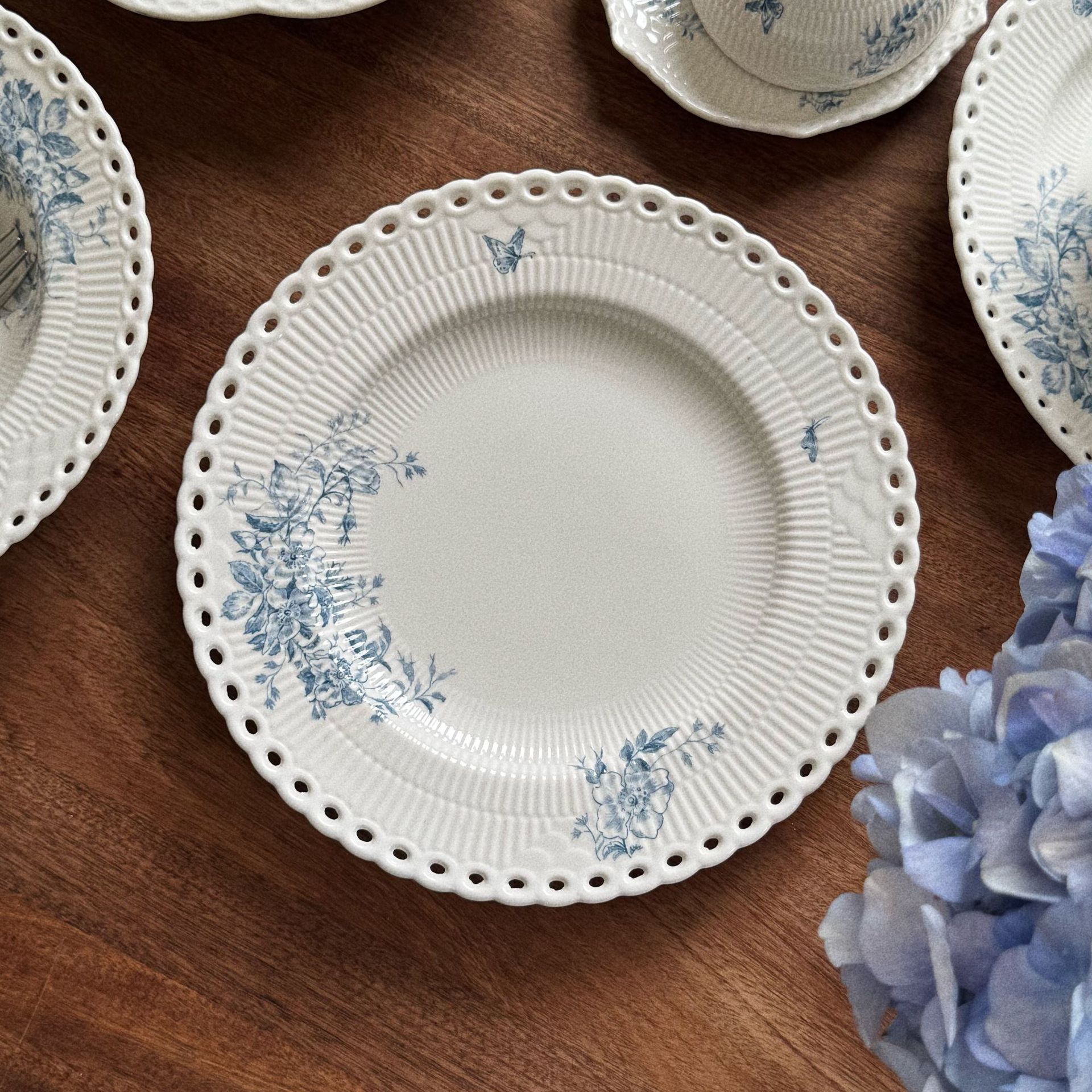 Assiette fleuriste bleue 25x25 cm