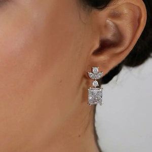 Pendientes de Diamantes Cultivados en Laboratorio de 2 Quilates, Corte Princesa, E VS1, Oro de 14k, Ovalados con Halo - Product Image 1
