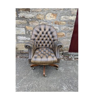 Fauteuil pivotant Chesterfield en cuir capitonné de luxe avec roulettes pour la maison - Product Image 1