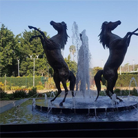 Grande sculpture de cheval en bronze Vincentaa, statue de fontaine à chevaux debout sur leurs pattes pour l'aménagement paysager des parcs et des places