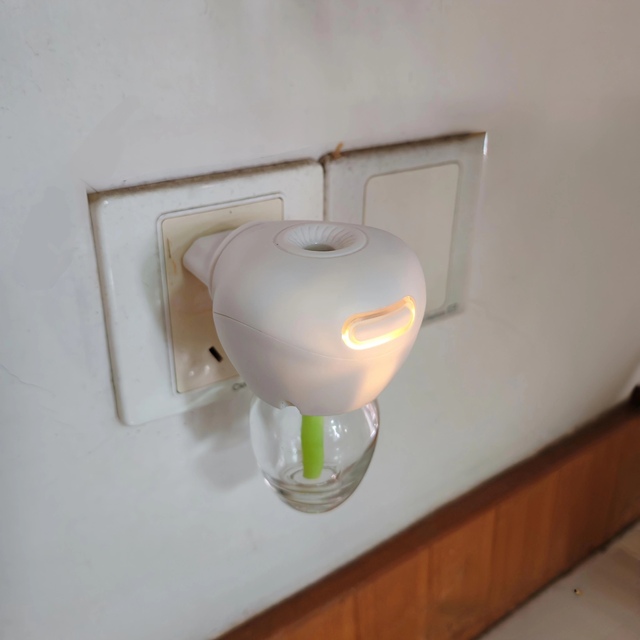 Home Fragrance Plug in Electric Diffuse with Indicator Light with Oil Scented Daily Chemical Wall Plug in Diffuser Glass Bottle