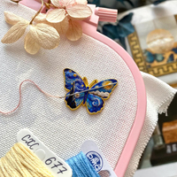 Pin de solapa de metal con logotipo personalizado de fábrica, diseño de mariposa, con efecto aguja, esmaltado, imán, insignia, con purpurina, para regalar a amigos