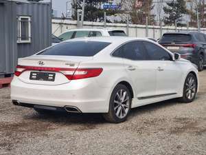 White 2016 Grandeur HG Diesel Auto Clean Luxury Business Sedan with Memory Seats Korean Used Car Export Left Hand <b>Drive</b> - Product Image 2