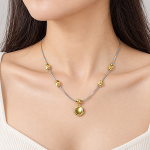 Collier pendentif rond bicolore en acier inoxydable plaqué or 14 carats sous vide avec chaîne serpent - Product Image 5