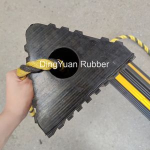 Bloc de roue en caoutchouc noir <span class=keywords><strong>triangulaire</strong></span> robuste et très résistant avec corde en nylon pour avions, voitures - Product Image 2