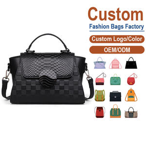 Bolso Bandolera Personalizado de Fábrica, Diseño Original con Estampado de Serpiente Negra, Hebilla Ondulada y Cadenas, Ecológico - Product Image 1