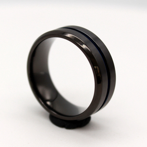 Anello Nuziale Impermeabile <span class=keywords><strong>in</strong></span> <span class=keywords><strong>Acciaio</strong></span> <span class=keywords><strong>Chirurgico</strong></span> 316L, 6mm, Finitura PVD Nera Spazzolata con Bordi Smussati Lucidi, 1 Scanalatura Blu - Product Image 6