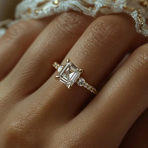 Anello con Diamante Taglio Smeraldo T0960, Colore D Naturale, Oro Giallo, Anello di Fidanzamento da Donna con Diamanti Laterali - Product Image 3